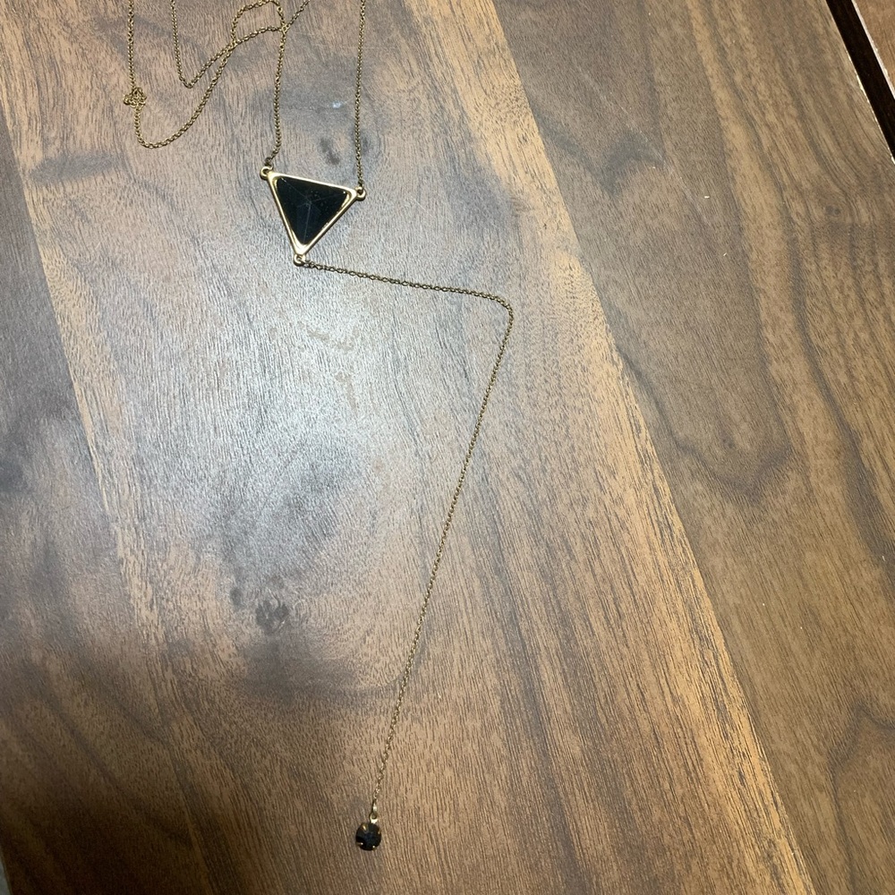 Hanging necklace. Black & gold